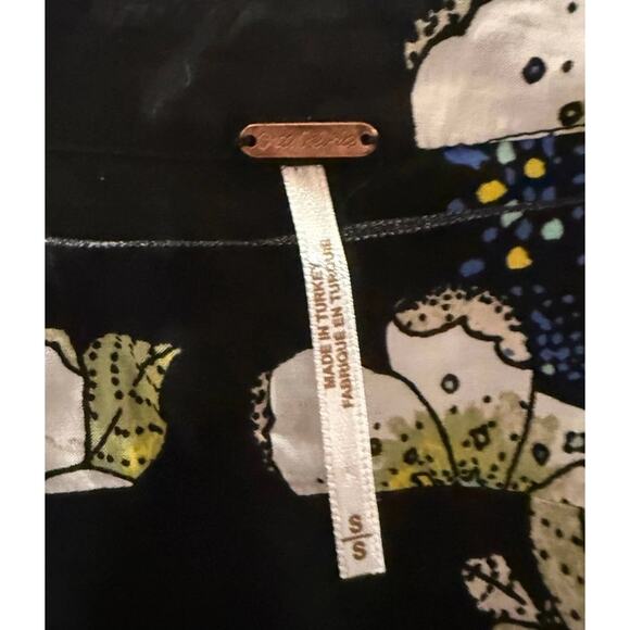 Free People Blouse Top Womens Small Black Floral Pleated Long Sleeve Wrap V Neck - Picture 3 of 5